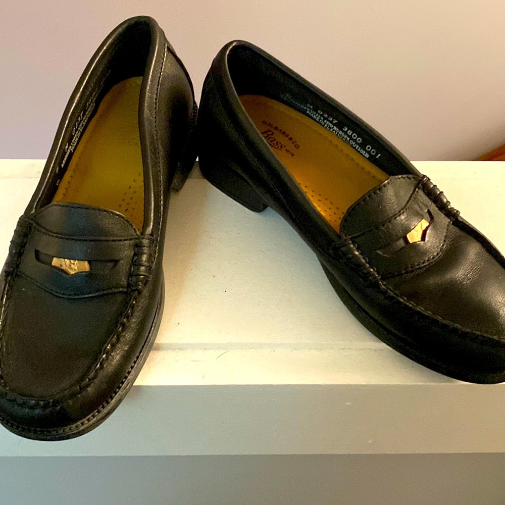 Very stylish penny loafers. Never worn!!